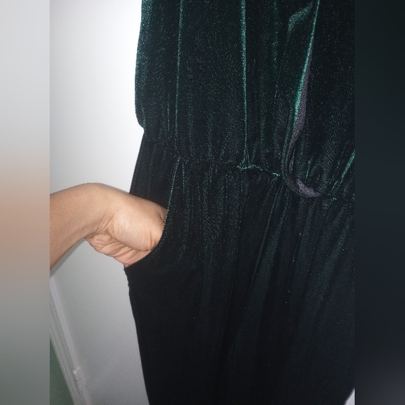 Women's emerald green velvet jumpsuit - Picture 9 of 11